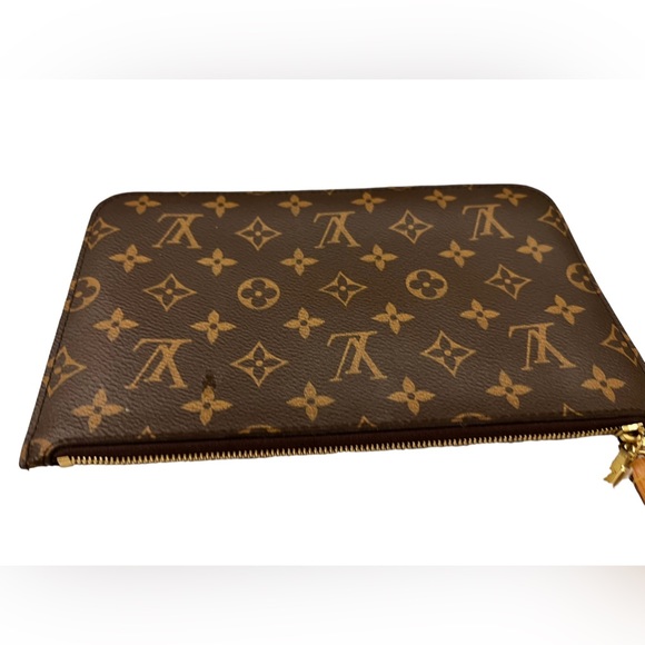 Authentic Louis Vuitton Monogram wristlet!  Great condition. Small spot on side. - Picture 4 of 14